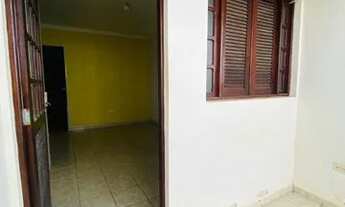 Imagem 2: Casa térrea com 2 quartos, terraço, a poucos metros da avenida e de comércios em geral, po