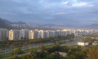Imagem 2: Belo quarto ventilado e iluminado em andar alto, com vista para a Avenida das Américas