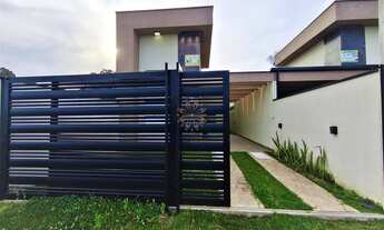 Imagem 2: Casa moderna com pé-direito duplo apenas 400m da praia!