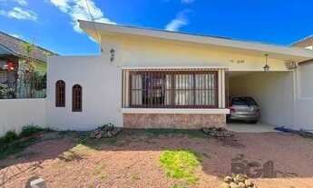 Imagem 2: Casa em Porto Alegre, no bairro Ipanema, com 4 dormitório(s), e 4 banheiros, à v