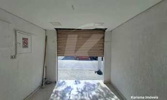 Imagem 3: Salão comercial com banheiro e porta de aço