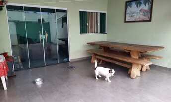 Imagem 1: Casa 2 quartos (1 suíte), portas e janelas em blindex, piso porcelanato, varanda ampla