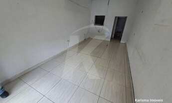 Imagem: Salão comercial com banheiro e porta de