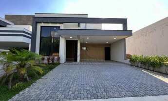 Imagem: Casa com piscina localizada no Condomínio