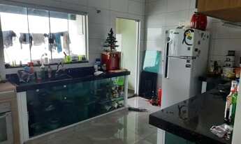 Imagem 7: Casa 2 quartos (1 suíte), portas e janelas em blindex, piso porcelanato, varanda ampla