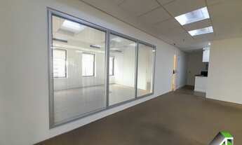 Imagem 2: ITAIM BIBI: Escritório reformado de 150m2 disponível para locação e venda