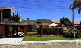 Imagem: Casa de 3 Dormitórios com piscina no centro