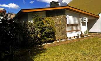 Imagem 2: Casa térrea, com 2 dormitórios, 3 vagas, no bairro Ipanema, Porto Alegre, RS