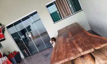 Imagem 2: Casa 2 quartos (1 suíte), portas e janelas em blindex, piso porcelanato, varanda ampla