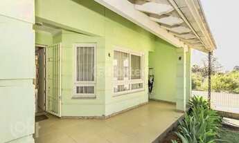 Imagem 2: Casa para venda possui 495 metros quadrados com 4 quartos em Vila Ipiranga - Porto Alegre