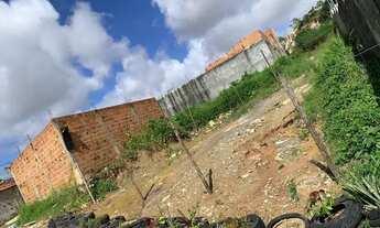 Imagem 4: Terreno de esquina com um galpão