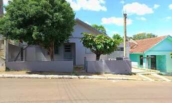 Imagem 2: Linda casa com uma bela sombra e árvores frutíferas no bairro Canabarro Teutonia RS