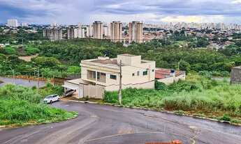 Imagem 2: Luxuoso Sobrado Triplex com Vista Permanente para Goiânia