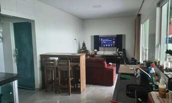 Imagem 5: Casa 2 quartos (1 suíte), portas e janelas em blindex, piso porcelanato, varanda ampla