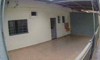 Imagem 2: Casa em pequena vila tranquila