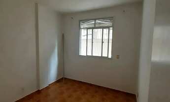 Imagem 7: 2 quartos, 1 banheiro, 1 lance escada