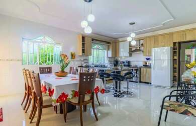 Imagem 7: Sobrado com 4 Quartos, 3 Suítes, Área de Lazer e 8 Vagas de Garagem na Colônia Agrícola Sa