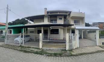 Imagem: 3 casas com piscina, energia solar