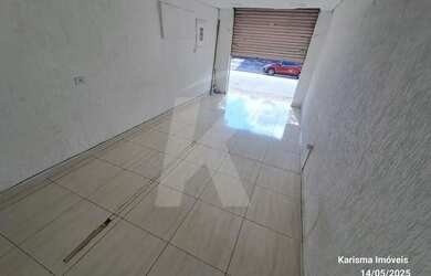 Imagem 2: Salão comercial com banheiro e porta de aço