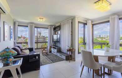 Imagem 2: Apartamento à Venda com 2 Dormitórios (1 Suíte) e 2 Vagas Cobertas - Vila Ipiranga, Porto