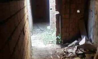 Imagem 2: Terreno com duas casas construídas sem acabamento em Cotia-SP