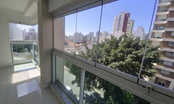 Imagem 2: 79 m2 distribuidos em 2 Suites e um Living em L com uma galhada frondosa de arvore querend