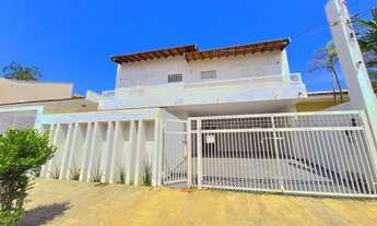 Imagem: Casa com Piscina e 4 Dormitórios para Locação