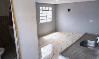 Imagem: Cômodo na avenida. Portão sem vizinhos