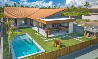 Imagem 2: Casa com 4 suítes, piscina, Jacuzzi, condomínio a beira mar do Patacho!!