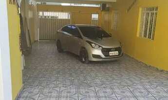 Imagem 2: Petrópolis. Alugo Casa com 250m2 5 quartos sendo 2 suites, sala para 2 ambientes e 2 vagas