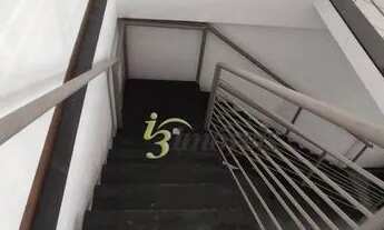 Imagem 5: Loja Térrea em Via de Grande Fluxo de Carros e Pedestres no Centro de Itajaí com Grande Sa