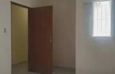 Imagem 2: Casa para venda possui 70 metros quadrados com 2 quartos em Lobato - Salvador - BA