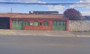 Imagem: Casa de 04 quartos com sobrado nos fundos