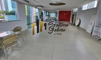 Imagem 6: Vendo Prédio De Três Andares No Marco