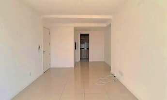 Imagem 7: Apartamento grande com 2 dormitórios, sacada e suíte com espaço para closet