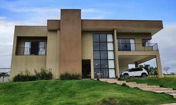 Imagem 3: Casa de 280m2 Alto Padrão com Dois Pavimentos em Condomínio de Luxo