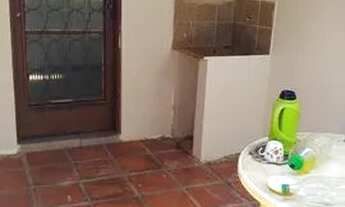 Imagem: Alugo uma casa de fundos, com um preço