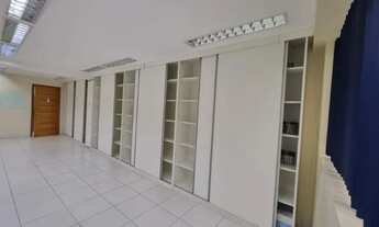 Imagem 6: Sala comercial vazia armários , ar Split, cozinha e banheiro privativos