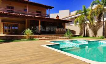 Imagem 3: Casa assobradada no condomínio Damha I com suite, sacada nos quartos e quintal rico em det