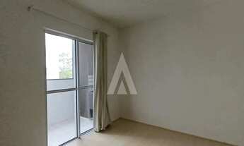 Imagem 4: Apartamento com dois quartos, cozinha com armários e uma vaga de estacionamento descoberta