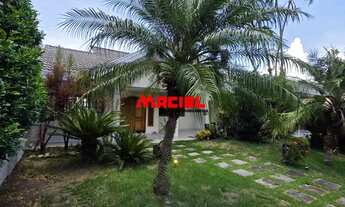 Imagem 3: Casa Exclusiva em Condomínio Fechado com Lazer Completo e Acabamentos de Destaque no Resid