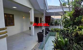 Imagem 7: Casa Exclusiva em Condomínio Fechado com Lazer Completo e Acabamentos de Destaque no Resid