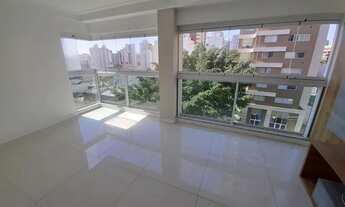 Imagem 3: 79 m2 distribuidos em 2 Suites e um Living em L com uma galhada frondosa de arvore querend