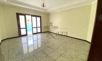 Imagem 4: Casa de condomínio para aluguel possui 530 metros quadrados com 4 quartos