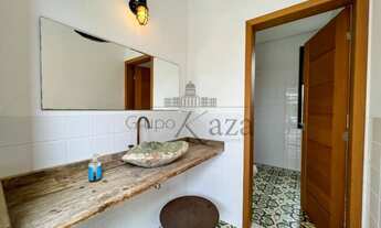 Imagem 2: Casa de condomínio para venda tem 418 metros quadrados com 5 quartos