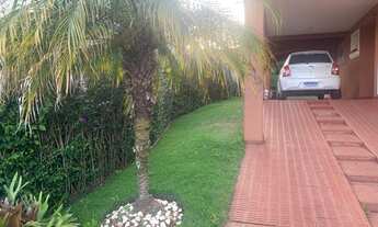 Imagem 2: Casa de condomínio para aluguel possui 211 metros quadrados com 5 quartos