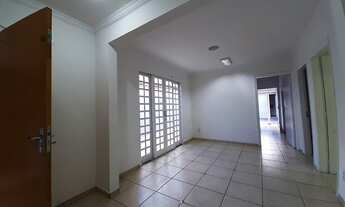 Imagem 3: Casa comercial com 5 ambientes, 2 banheiros e 4 vagas de garagem, prx. Av. Alberto Andaló