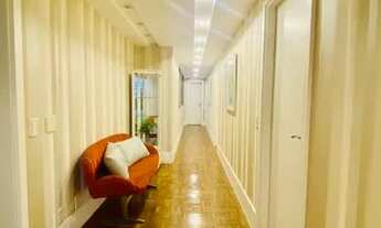 Imagem 2: Magnífico apartamento amplo com pé direito duplo ricamente decorado sendo 4 suítes e varan