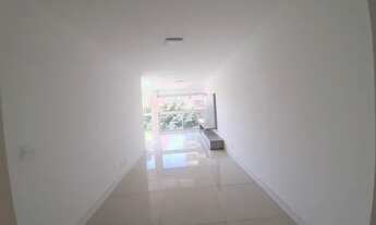 Imagem 6: 79 m2 distribuidos em 2 Suites e um Living em L com uma galhada frondosa de arvore querend