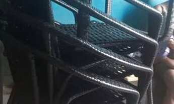 Imagem: Centro de mesa e quatro cadeiras